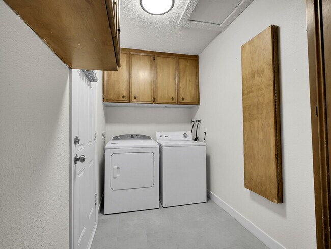 Building Photo - $2,245.95 - $300 OFF - First 2 Months'Rent - 3 Bedrooms, 1.5 Bathrooms, Single Family Home in Aur...