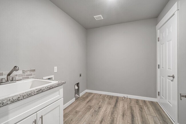 Building Photo - Gorgeous Three Bedroom/Two Bathroom