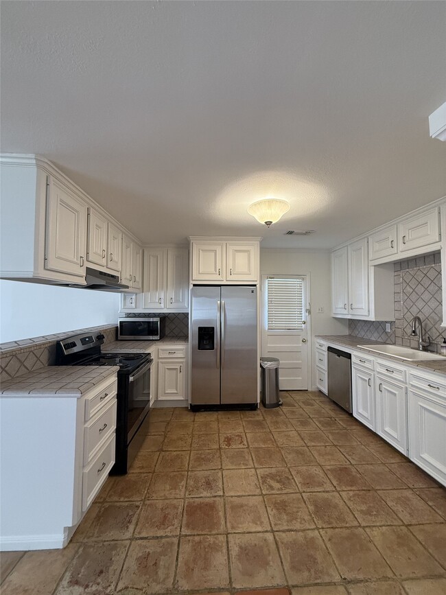 Building Photo - 1234 Gardenia Dr