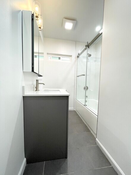 Hallway Bathroom - 5457 Beck Ave