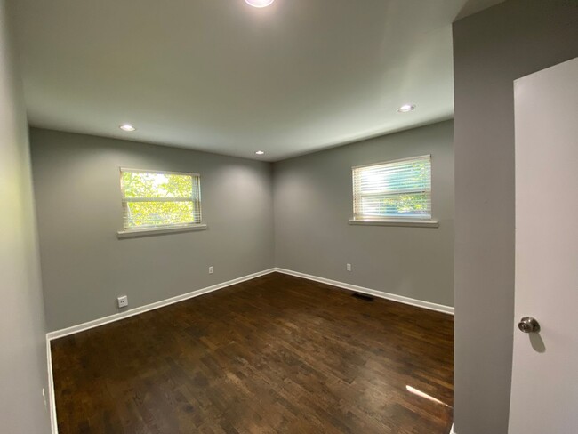 Building Photo - Charming Updated Mid-Century in Fayettevil...