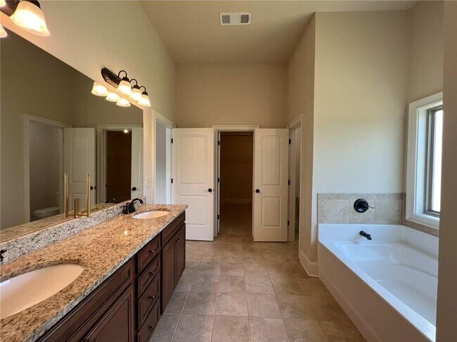 Building Photo - 5665 Winding Lakes Dr