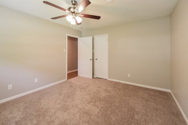 Building Photo - 3824 Evergreen Dr