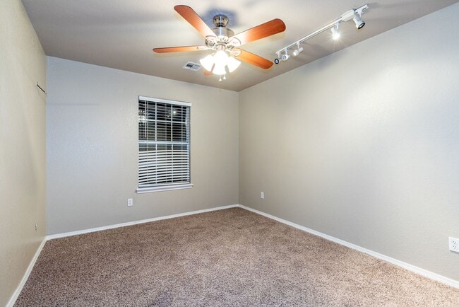 Building Photo - 5 Bed / 2.5 Bath in South Tulsa!