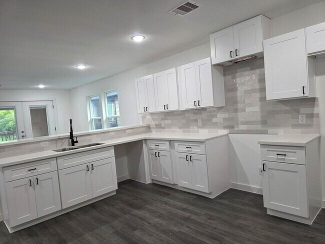 Building Photo - Stunning Duplex with Garage & Modern Finishes