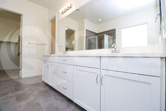 Building Photo - 1222 E La Mirada Dr