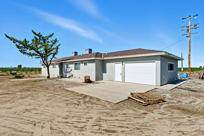Building Photo - 8416 E American Ave