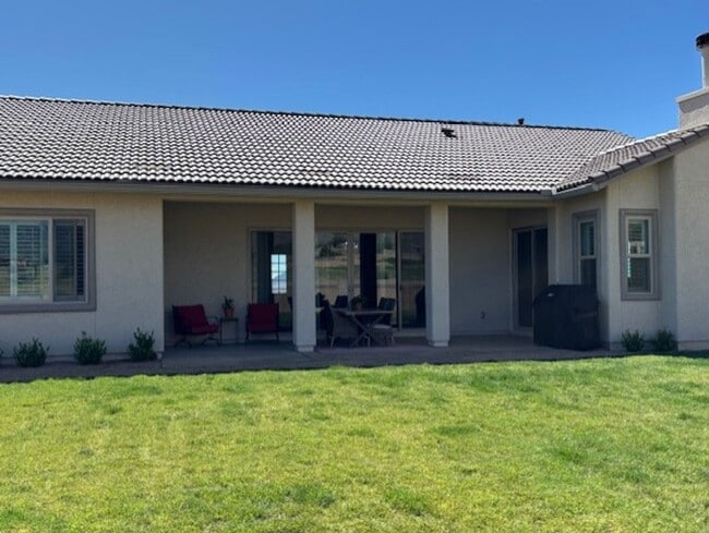 Building Photo - Kings Ranch