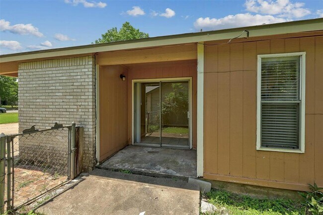 Building Photo - 5808 Emerald Forest Dr
