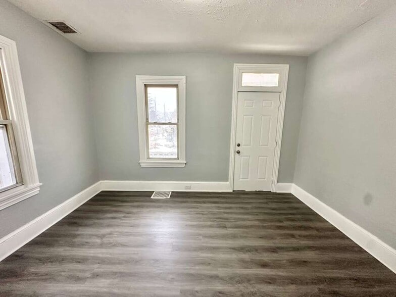 Building Photo - 275 S Broad St