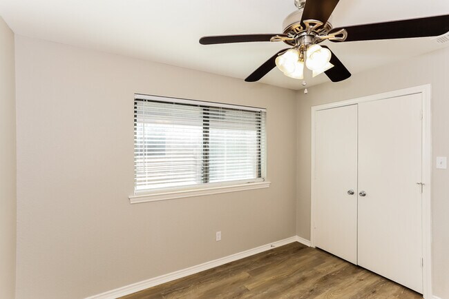 Building Photo - 3309 Sara Dr