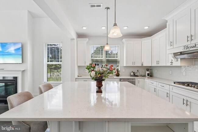 Building Photo - 2 Dogleg Ln