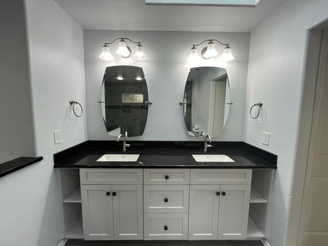 Building Photo - Incredible Sexton Mountain/Murray Hills 4 bed, 3 bath Home! + HUGE BONUS ROOM! Fenced Yard, updat...