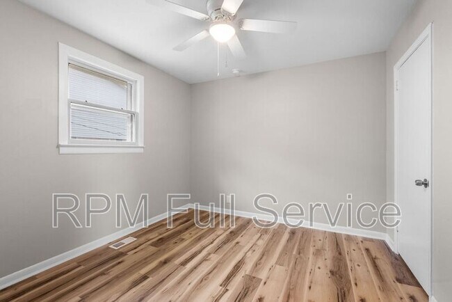 Building Photo - 895a W Sharpe Ave
