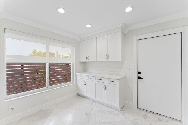Building Photo - 2530 NE 49th St