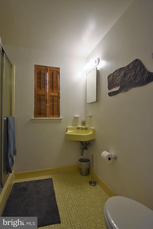 Building Photo - 6405 Middleburg Ln