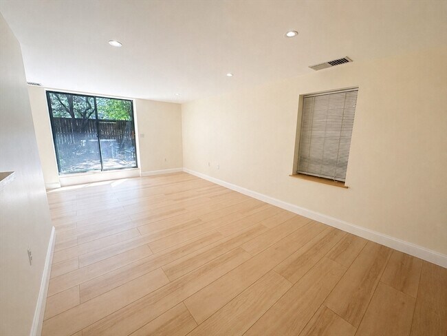 Building Photo - 84 Gainsborough St