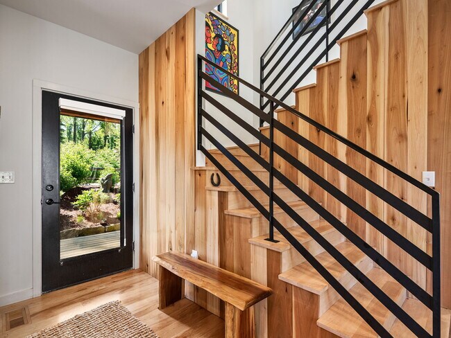 Building Photo - Creek Side *Unfurnished