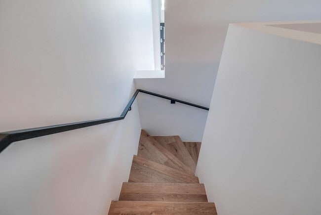 Building Photo - Prime Koreatown Brand New 2 Story Loft Style Unit! 6 Weeks Free Rent Concession