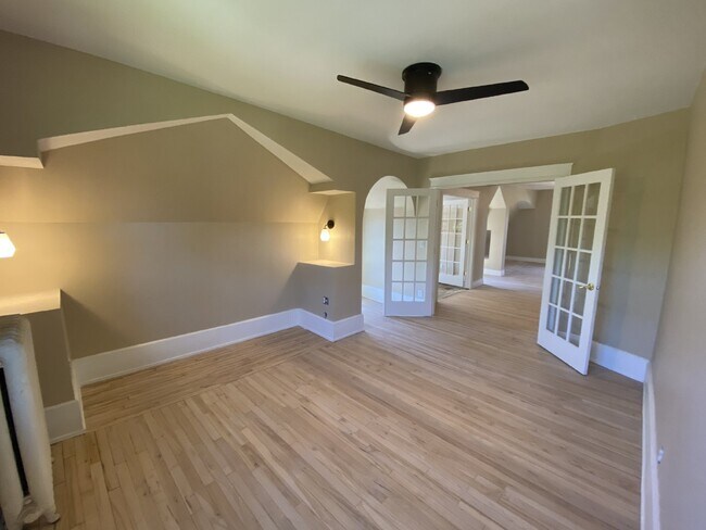 Building Photo - *Beautifully remodeled Historic 2 bed plus den Penthouse In Desirable Lowry Hill - Near Chain Of ...