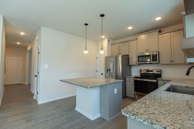 Building Photo - 4 Bed, 3 Bath, Single Family Home in Hedgesville, WV
