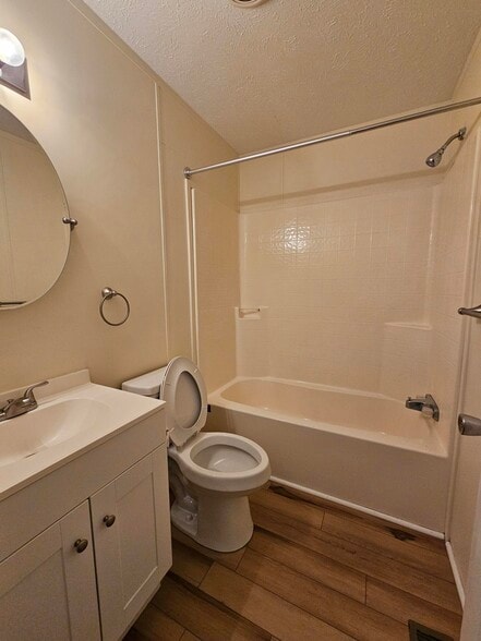 Building Photo - 637 Scarlet Dr