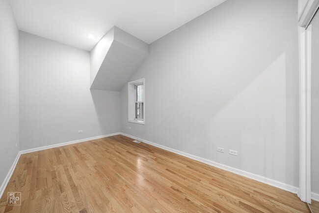 Building Photo - Spacious and Modern Wicker Park Duplex