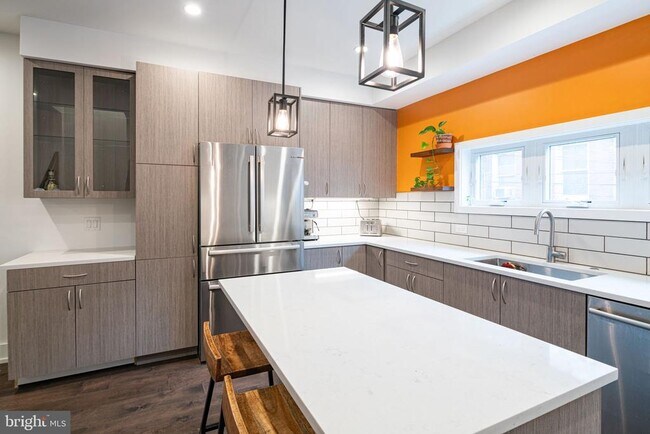 Building Photo - 1757 Waterloo St