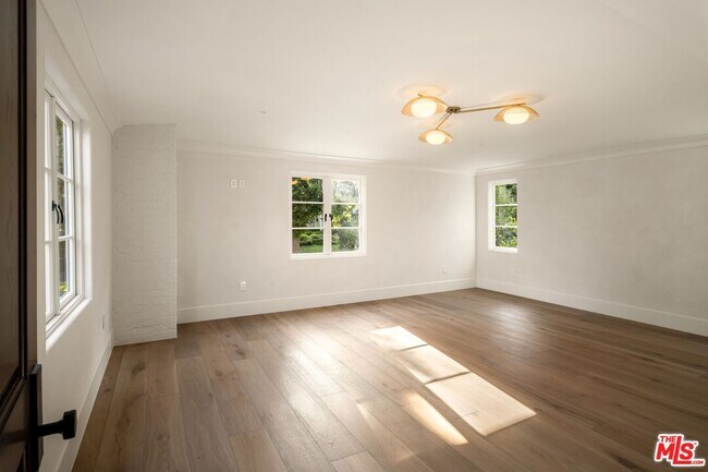 Building Photo - 624 N Arden Dr