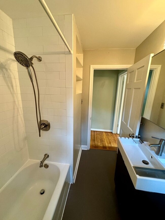 Building Photo - Quaint Cottage steps Away From VT Campus