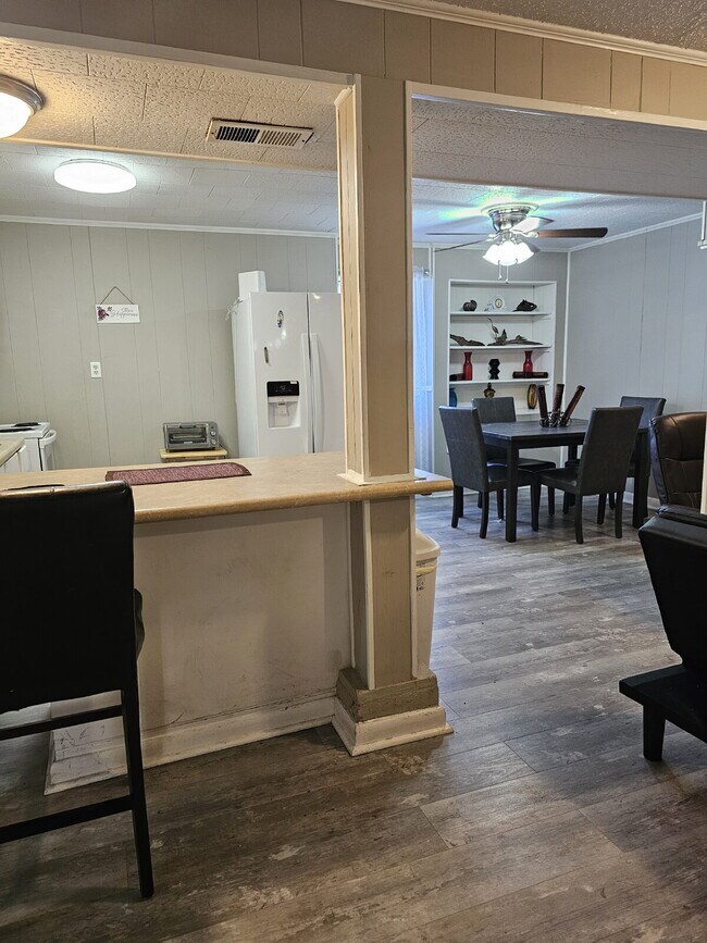 Building Photo - Historic home 2/1 for rent! Fully furnished