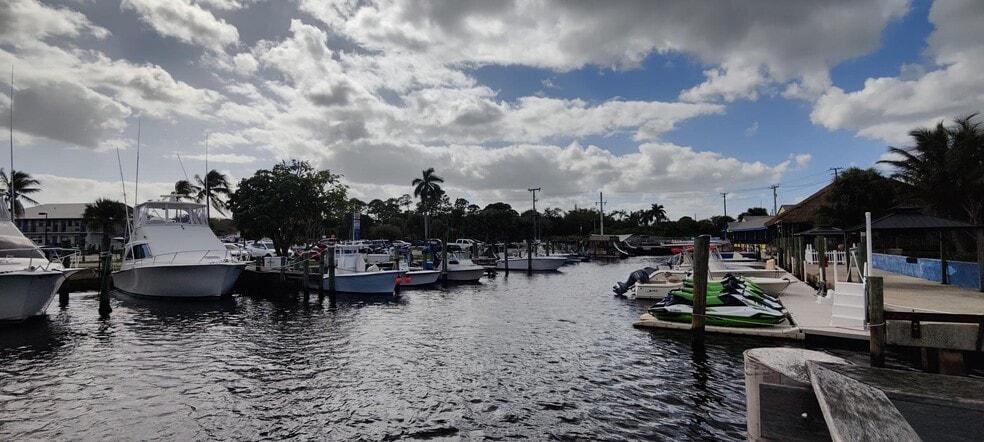 Building Photo - 5795 SE Mitzi Ln