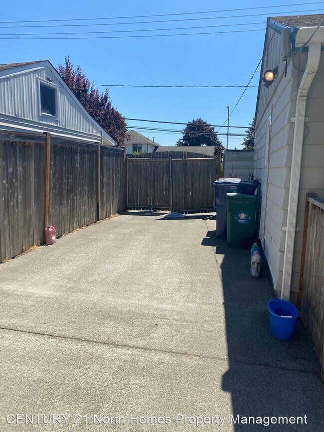 Building Photo - 2 br, 1 bath House - 3310 NE 6th St