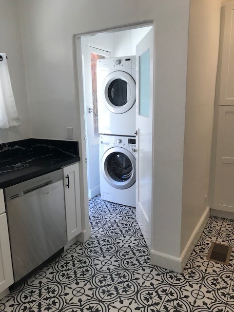 Washer dryer alcove outside kitch - 916 S Orange Grove Ave