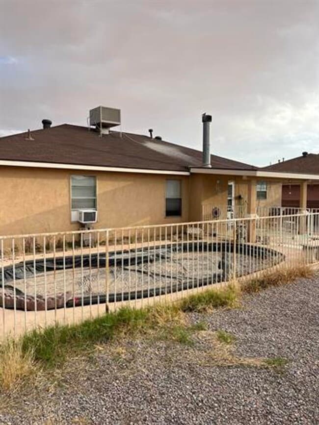 Building Photo - Lovely 3 Bedroom 2 bathroom home with pool