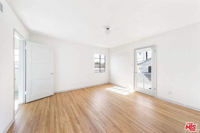 Building Photo - 1033 S Tremaine Ave