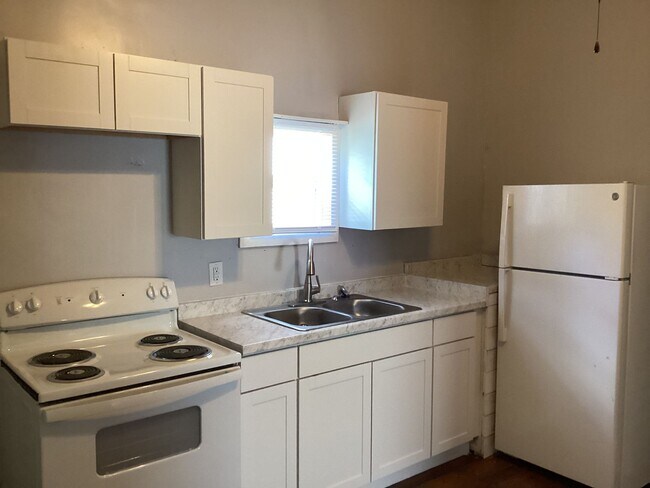 Building Photo - DOWNTOWN WILMINGTON! Historic Cottage - 2B...