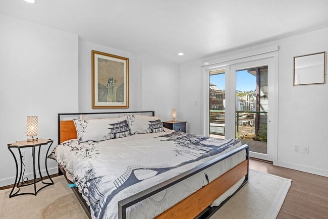 Building Photo - 2 bed 1.5 bath houseboat on Lake Union