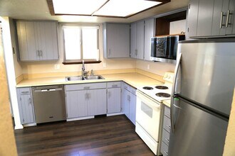 Building Photo - Cute 2 bed 1 bath Home 2 Car Garage Office