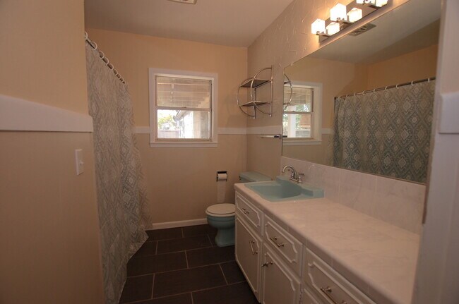 Building Photo - Great 2 Bedroom with 2 Living Areas