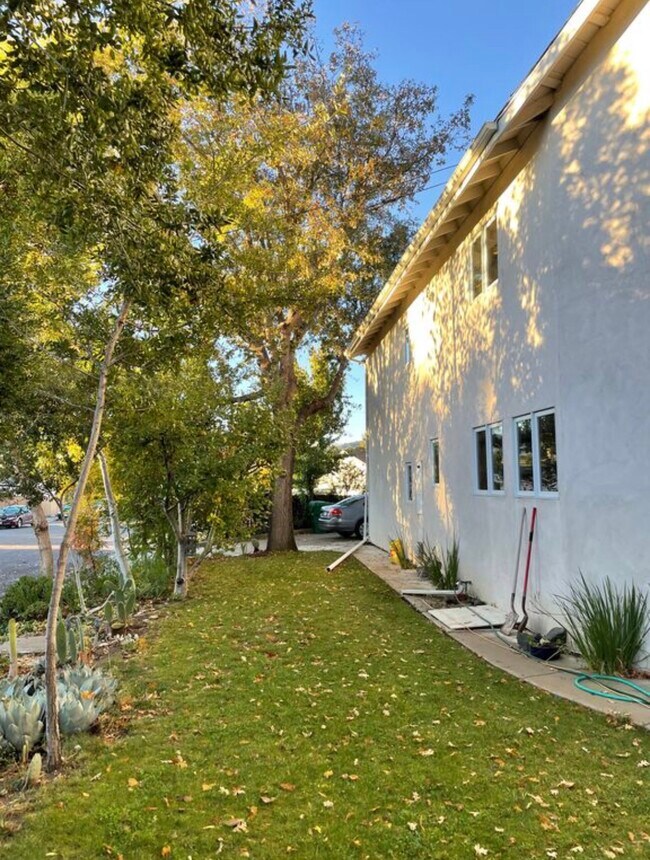 Building Photo - 1646 Maple Ave
