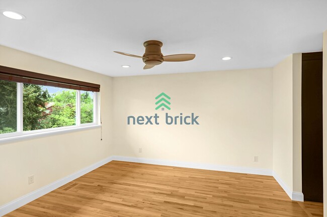 Building Photo - Spacious 5 Bed 2.5 Bath for Rent in Bellevue!