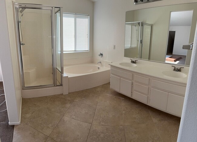 Building Photo - Spacious 4 bedroom / 3 Bathroom Jurupa Val...