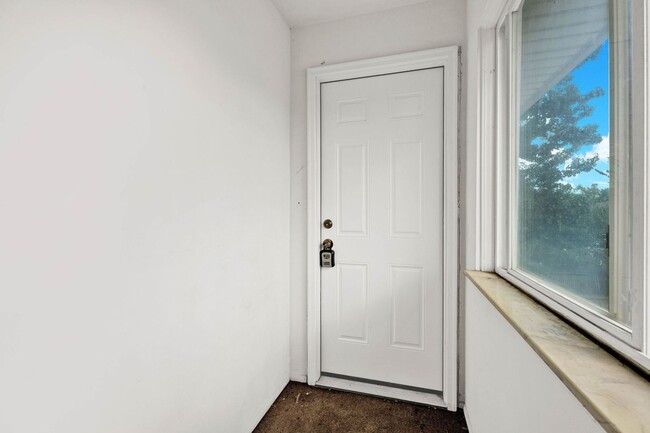 Building Photo - BEAUTIFULLY UPDATED 2 BEDROOM CONDO