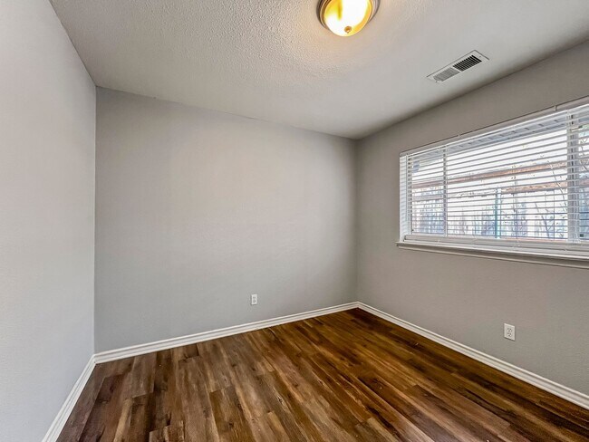 Building Photo - Charming 3-Bed Home in North Ridge Estates Mesquite