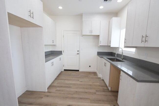 Primary Photo - 3 Bedroom, 2 Bath available now! Newer con...