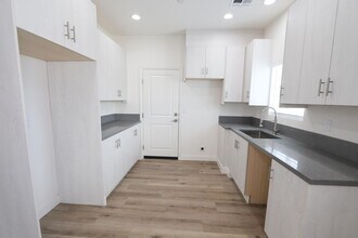 Building Photo - 3 Bedroom, 2 Bath available now! Newer con...