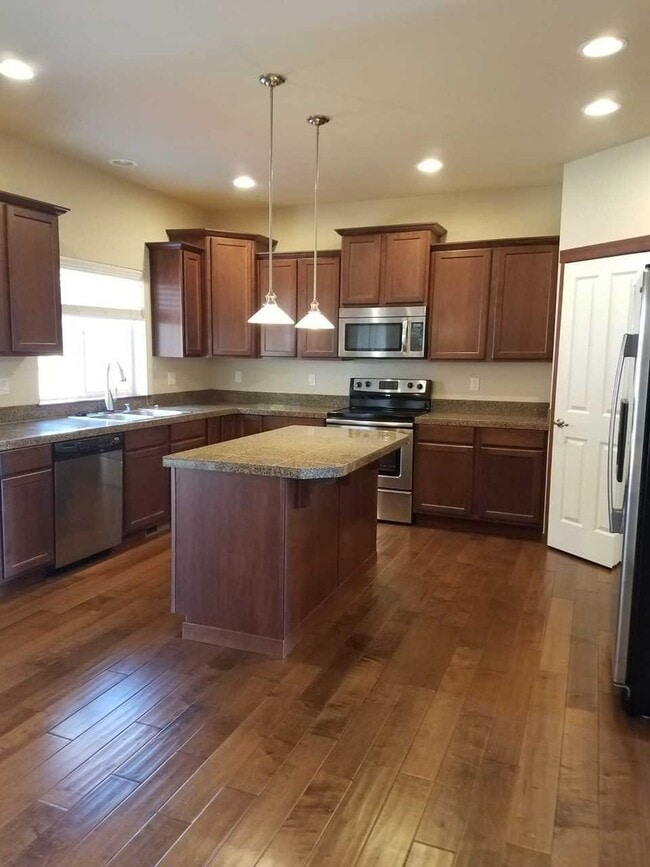 Building Photo - Coming for late month, move in in October!...
