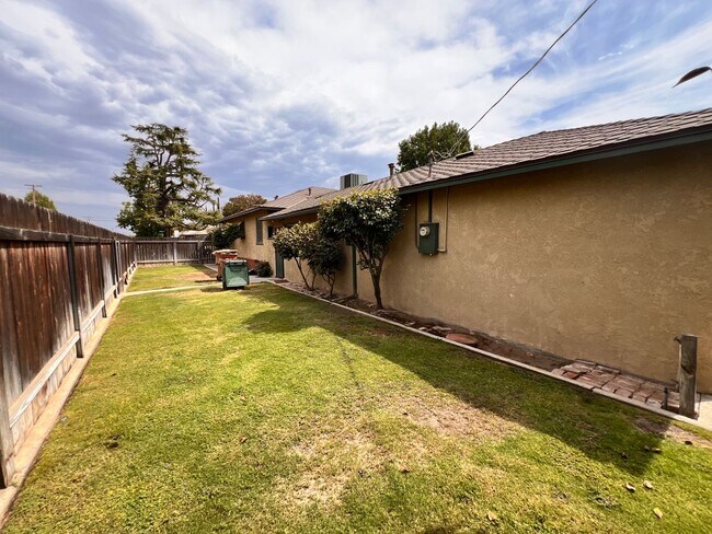 Building Photo - Central Bakersfield Home