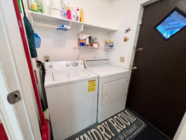 Building Photo - Recently renovated-3 bedroom/2 bathroom home-fully furnished-located in Tanglewood Subdivision